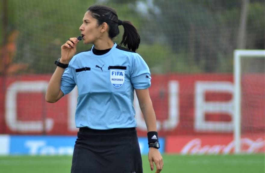 Claudia, la abogada que se convirtió en la primera jueza del fútbol uruguayo  - LA NACION